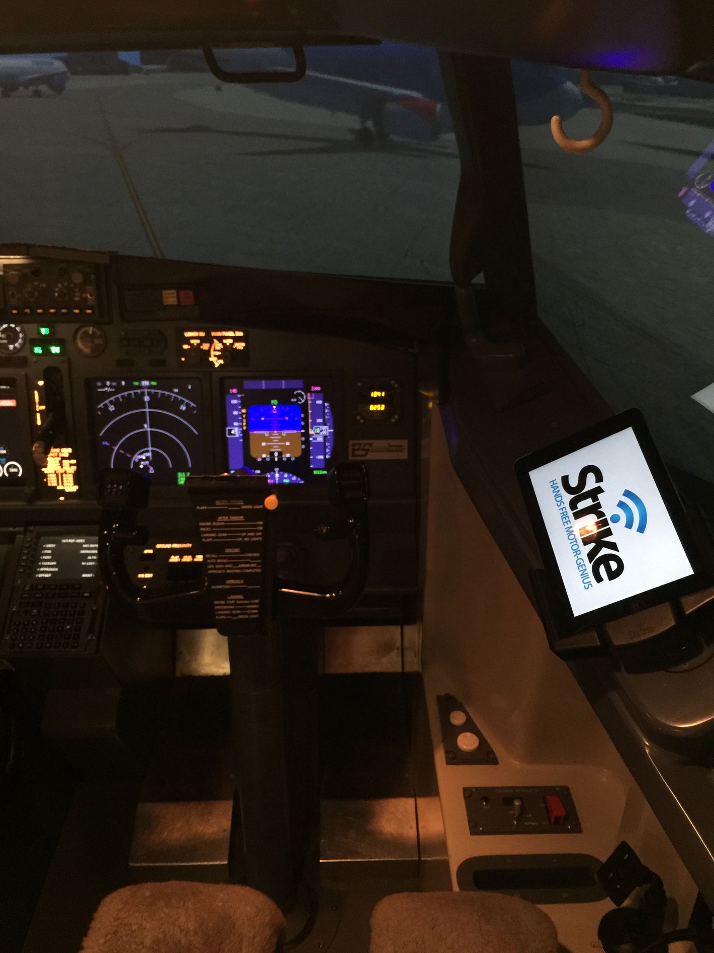 Aviation-Tablet-Mount-in-the-cockpit-by-strike-alpha