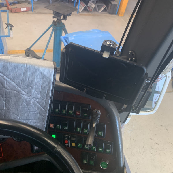 bus-tablet-holder-by-strike-image-4